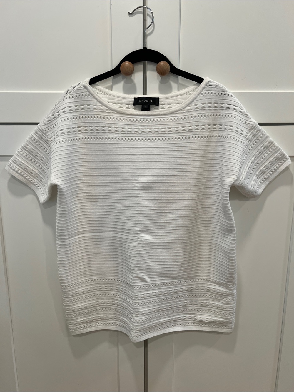ST. JOHN CUT OUT DETAIL SHORT SLEEVE TOP, SIZE M.